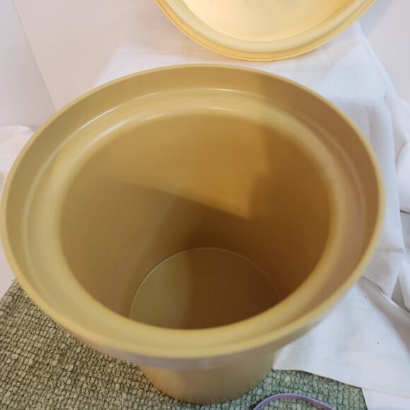 Vintage Rubbermaid 2224 Mushroom Canister 1970s Retro Yellow Kitchen Container - Picture 9 of 10